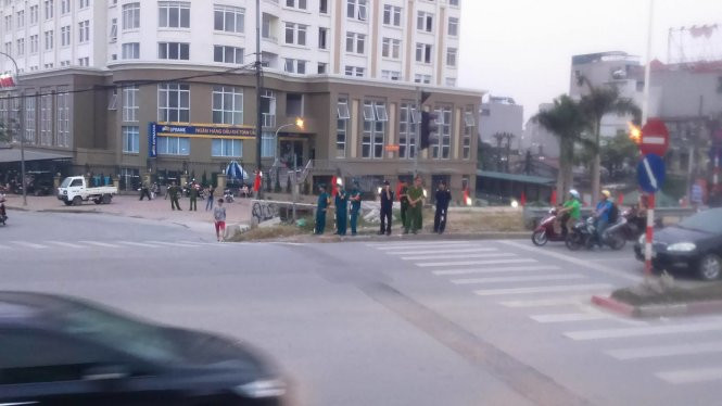 Lực lượng chức năng có mặt tại ngã tư Nghi Tàm- Lạc Long Quân, dưới chân cầu Nhật Tân - Ảnh: Nam Trần