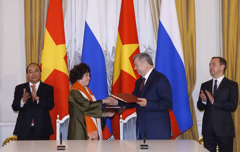 Bà Thái Hương và ông Anatoly Mmitriyevich Artamonov, Thống đốc tỉnh Kaluga (Liên bang Nga) ký kết Thoả thuận hợp tác triển khai dự án.