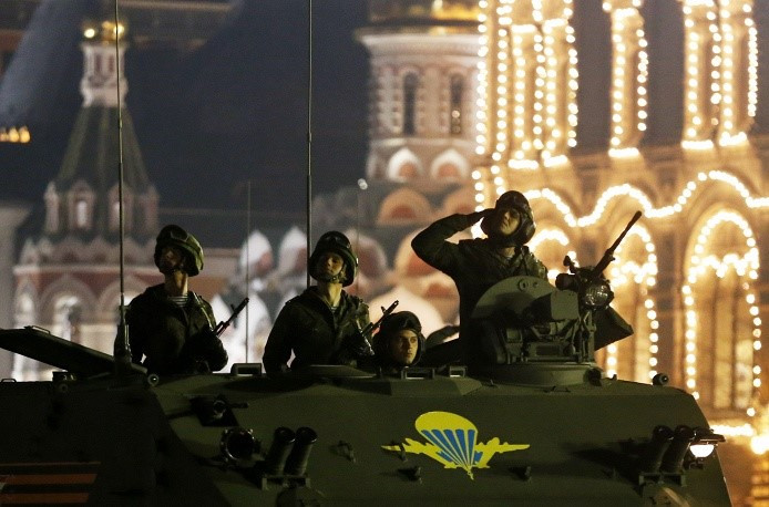 Binh sĩ thực hiện nghi lễ chào khi phương tiện của họ diễu qua Quảng trường Đỏ trong buổi diễn tập. Riêng tại Quảng trường Đỏ, lễ diễu binh gồm 10.000 quân nhân, 170 phương tiện quân sự cùng 70 chiến đấu cơ và trực thăng.