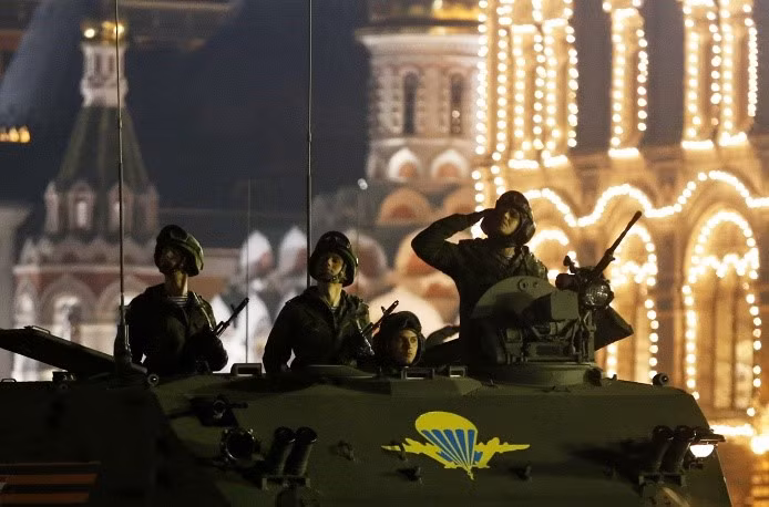 Binh sĩ thực hiện nghi lễ chào khi phương tiện của họ diễu qua Quảng trường Đỏ trong buổi diễn tập. Riêng tại Quảng trường Đỏ, lễ diễu binh gồm 10.000 quân nhân, 170 phương tiện quân sự cùng 70 chiến đấu cơ và trực thăng.