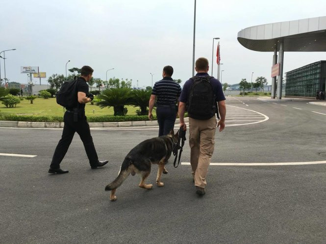 Chó nghiệp vụ được tăng cường tại sân bay kiểm tra an ninh trước khi Tổng thống Obama đến - Ảnh: VIỆT DŨNG