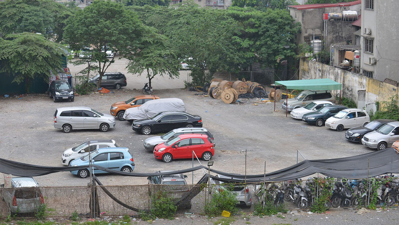 Những bãi đất trống tại bến xe bị sử dụng sai mục đích, trở thành bãi đáp của taxi dù, bãi thuê độc quyền của một số hãng xe, bãi bốc dỡ và tập kết hàng hóa của nhiều nhà xe tư nhân.