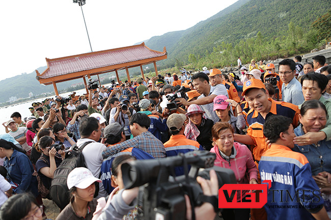 Cả bến cảng lặng người