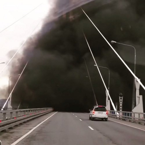 Video Tàu chiến Nga đi qua cầu mà tưởng cháy cầu ảnh 1 Video Tàu chiến Nga đi qua cầu mà tưởng cháy cầu ảnh 1