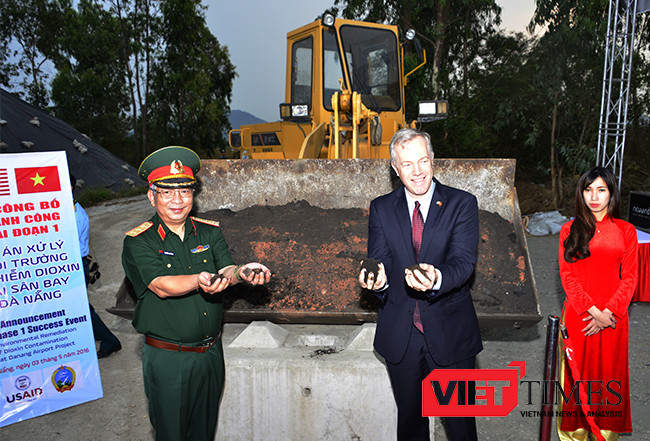 Thượng tướng Nguyễn Chí Vịnh, Thứ trưởng Bộ Quốc phòng và Đại sứ Hoa Kỳ tại Việt Nam Ted Osius cùng dùng tay kiểm tra đất sau được khi xử lý.