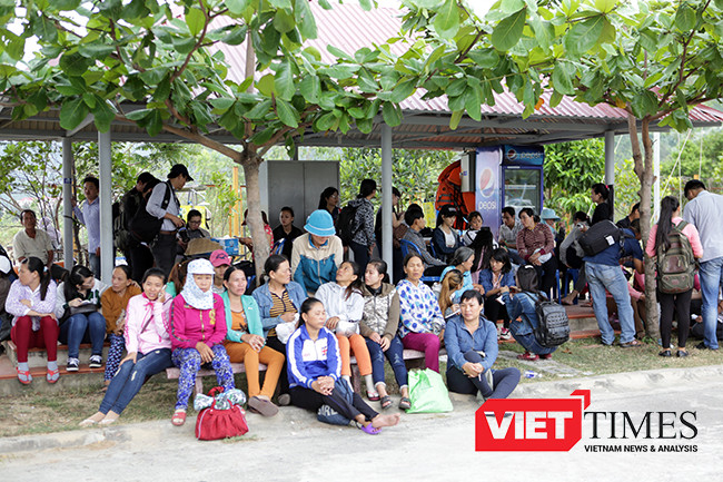 Từ rất sớm, người thân của 34 ngư dân trên tàu QNa 95959TS định mệnh đã có mặt tại cầu cảng để đón các ngư dân trở về