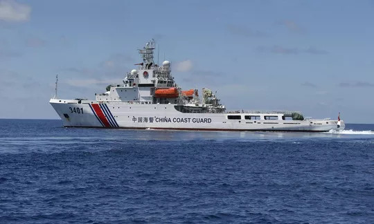 Một tàu bảo vệ bờ biển của Trung Quốc ở biển Đông. Ảnh: REUTERS