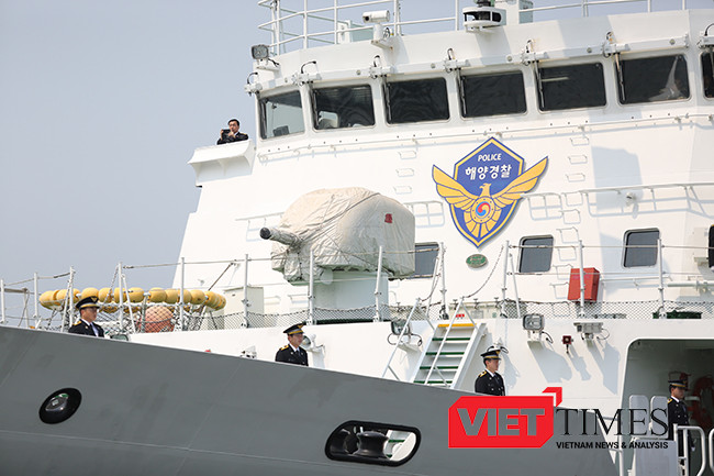 Tàu được trang bị pháo hạm phía mũi