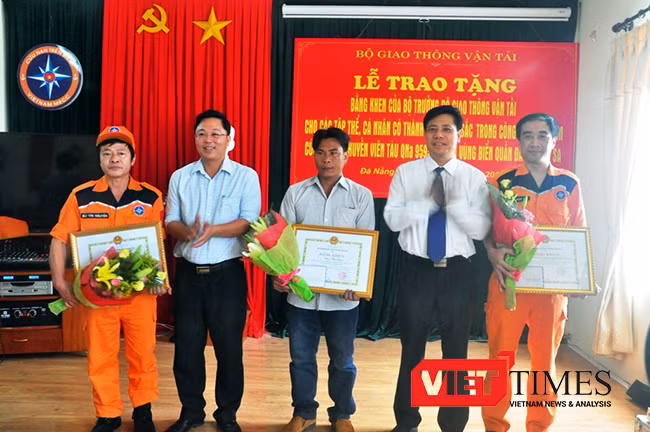 Ngày 21/5, lãnh đạo Bộ GTVT và tỉnh Quảng Nam tặng bằng khen đến các đơn vị và cá nhân trong việc tham gia cứu hộ, cứu nạn ngư dân bị nạn
