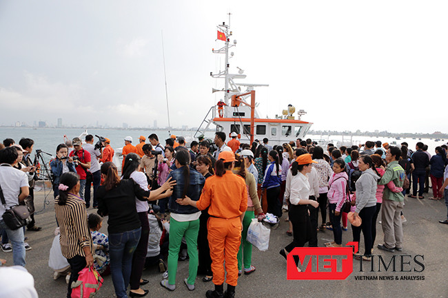 Sau nhiều giờ nỗ lực, 34 ngư dân trên tàu QNa 95959 TS được tàu cứu hộ SAR 412 đưa về bờ an toàn