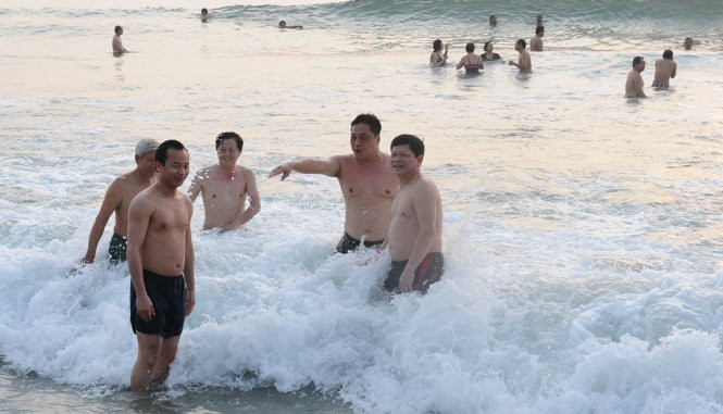 Bí thư Đà Nẵng Nguyễn Xuân Anh (người đầu tiên) cùng lãnh đạo Văn phòng Thành ủy Đà Nẵng xuống tắm biển - Ảnh: Đăng Nam