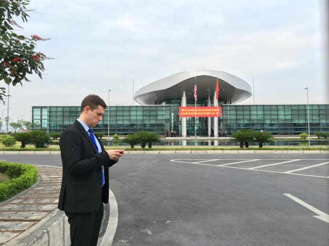 Mật vụ Mỹtại sân bay Nội Bài chiều 22-5 -- Ảnh: VIỆT DŨNG