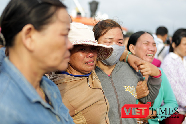 Bà Bùi Thị Luận (51 tuổi), vợ thuyền trưởng Phạm Phú Thành khóc nấc khi thấy bóng chồng