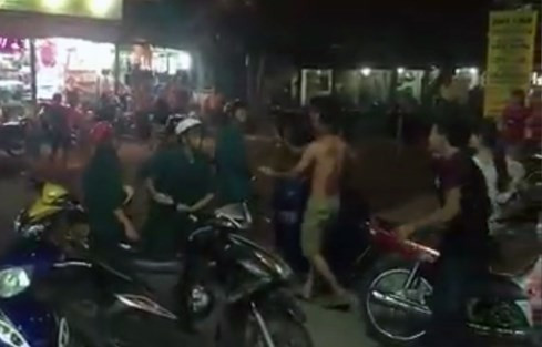Xôn xao clip dân quân đánh, trấn áp một nhóm thanh niên ảnh 3