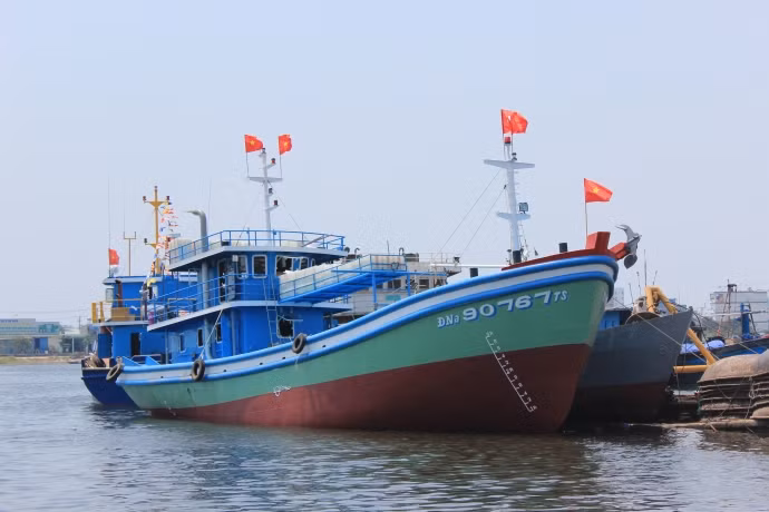 Tàu vỏ thép hành nghề lưới rê đầu tiên tại Đà Nẵng được hạ thủy sáng nay. Ảnh: Tấn Việt.