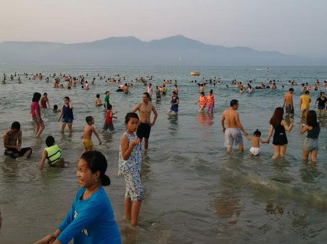 Từ người lớn đến trẻ em vui đùa trên bãi biển.