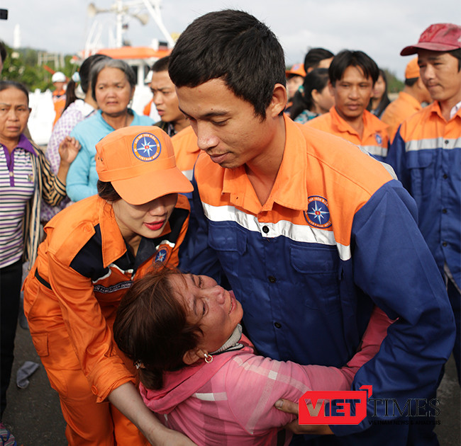 Tiếng khóc nấc trong ngày đoàn viên
