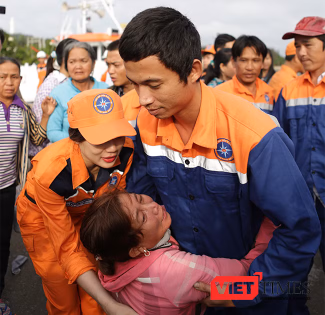 Tiếng khóc nấc trong ngày đoàn viên