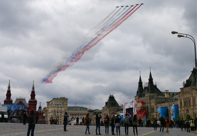 Sukhoi Su-25 diễu qua Quảng trường Đỏ cùng những dải khói tạo hình màu quốc kỳ nước Nga.