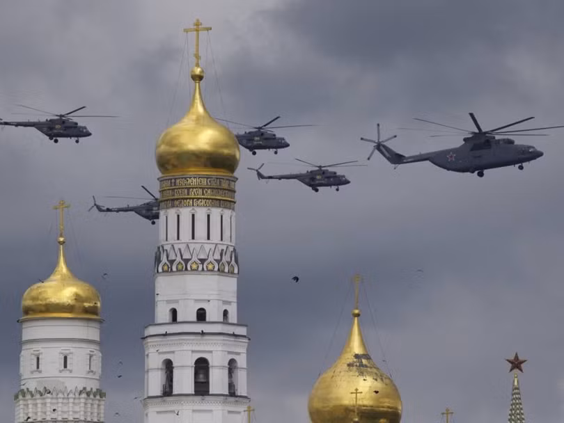 Trực thăng quân sự Nga bay trên Tháp chuông Ivan Vĩ đại và nóc Điện Kremlin trong buổi tập duyệt cho lễ diễu binh mừng 71 năm ngày chiến thắng Phát xít tại thủ đô Moscow hôm 5/5.