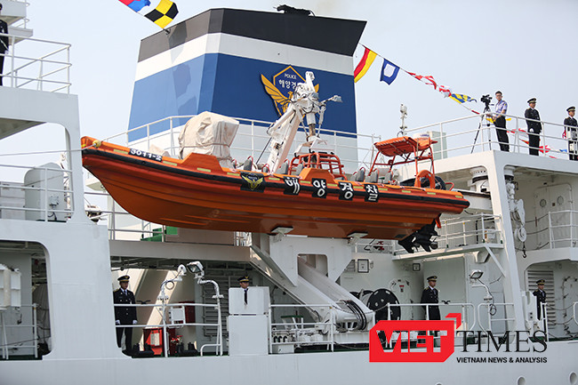 Xuồng cao tốc được bố trí 2 bên mạn 