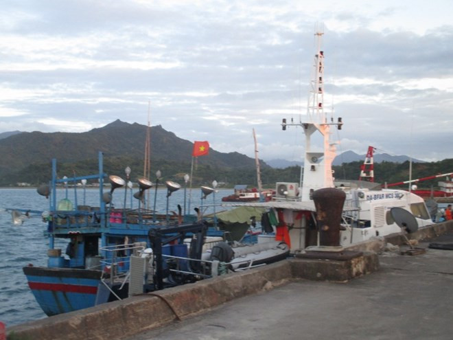 Xuất hiện hình ảnh ngư dân, tàu cá Việt Nam bị Philippines bắt ảnh 1