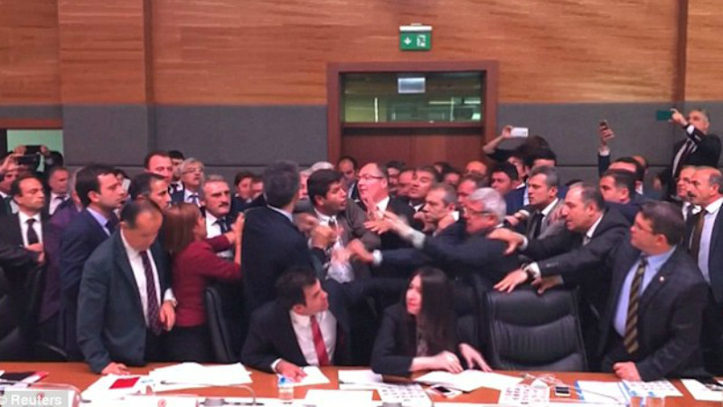 Ẩu đả dữ dội tại phiên họp quốc hội Thổ Nhĩ Kỳ ảnh 2 Ẩu đả dữ dội tại phiên họp quốc hội Thổ Nhĩ Kỳ ảnh 2