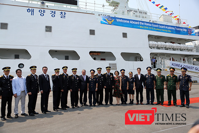 Các thành viên tại lễ đón chụp ảnh lưu niệm