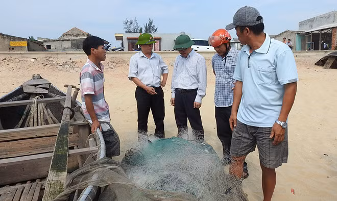 Tấm lưới cũ thành “mới” sau khi thả xuống đáy biển của ngư dân Quảng Bình.