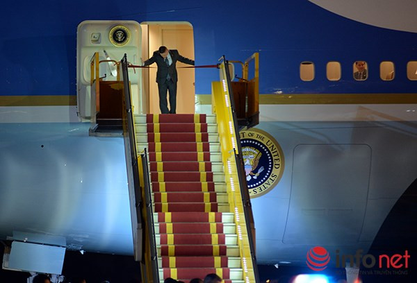 Video vòng bảo vệ cẩn mật của các mật vụ bảo vệ Tổng thống Obama tại Việt Nam ảnh 5 Video vòng bảo vệ cẩn mật của các mật vụ bảo vệ Tổng thống Obama tại Việt Nam ảnh 5