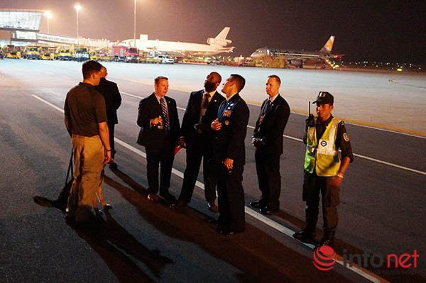 Video vòng bảo vệ cẩn mật của các mật vụ bảo vệ Tổng thống Obama tại Việt Nam ảnh 3 Video vòng bảo vệ cẩn mật của các mật vụ bảo vệ Tổng thống Obama tại Việt Nam ảnh 3