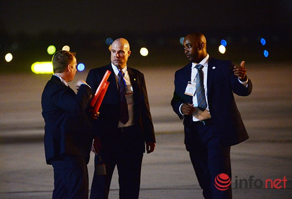 Video vòng bảo vệ cẩn mật của các mật vụ bảo vệ Tổng thống Obama tại Việt Nam ảnh 1 Video vòng bảo vệ cẩn mật của các mật vụ bảo vệ Tổng thống Obama tại Việt Nam ảnh 1