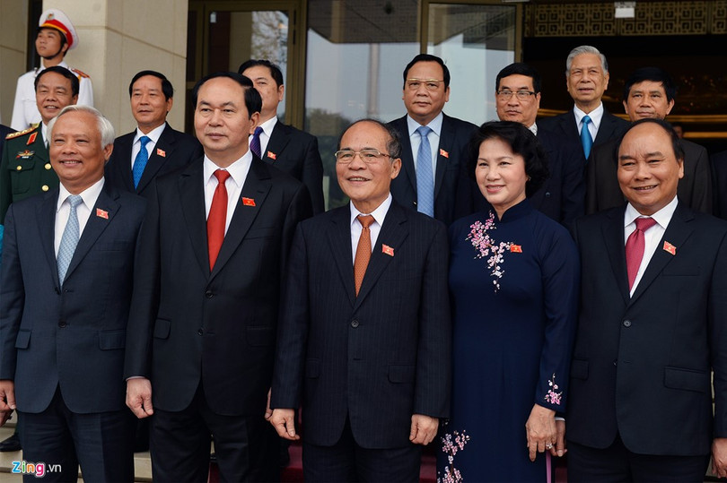 Chủ tịch nước Trần Đại Quang, Thủ tướng Nguyễn Xuân Phúc cùng Chủ tịch Quốc hội Nguyễn Thị Kim Ngân, nguyên Chủ tịch Quốc hội Nguyễn Sinh Hùng và Phó Chủ tịch Quốc hội Uông Chu Lưu cùng một sốt đại biểu chụp ảnh lưu niệm trước khi ra về.