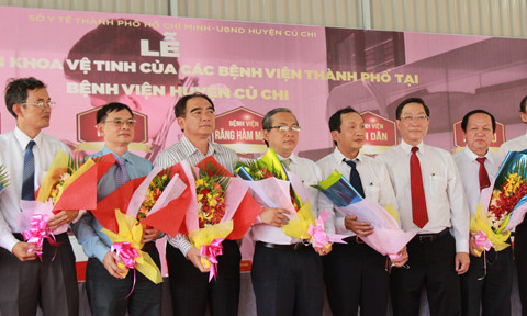 Sáng 29.4, Sở Y tế TP.HCM đã phối hợp với UBND huyện Củ Chi ký kết triển khai hoạt động 7 khoa vệ tinh và 13 phòng khám vệ tinh của các bệnh viện thành phố tại BV huyện Củ Chi