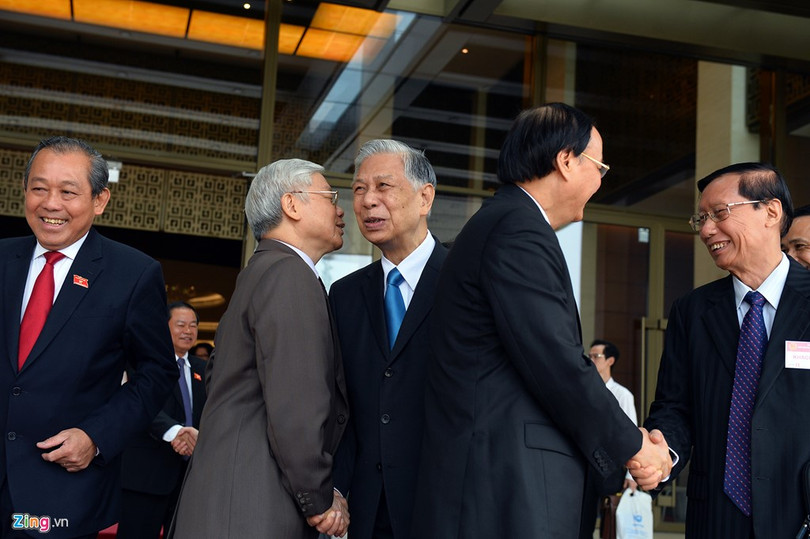 Tổng bí thư Nguyễn Phú Trọng trao đổi thân mật với nguyên Phó chủ tịch Quốc hội Đặng Quân Thụy.