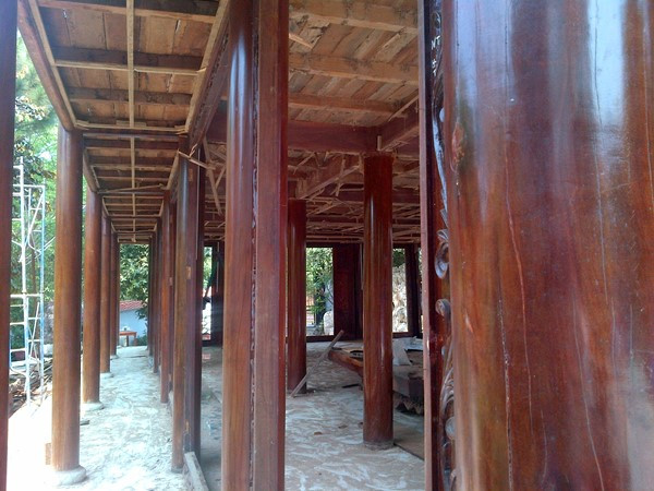 Căn nhà thờ chính nhìn từ bên ngoài. Căn nhà thờ chính nhìn từ bên ngoài.