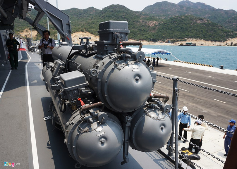 Hệ thống phóng ngư lôi chống ngầm hạng nhẹ Mk46 324 mm bố trí hai bên hông tàu giúp đối phó với tàu ngầm đối phương. Trên các tàu có nhiều loại vũ khí hiện đại gồm pháo bắn nhanh, pháo phòng không, tên lửa đối hạm, tên lửa phòng không, ngư lôi chống ngầm, máy bay trực thăng săn ngầm SH-60K…