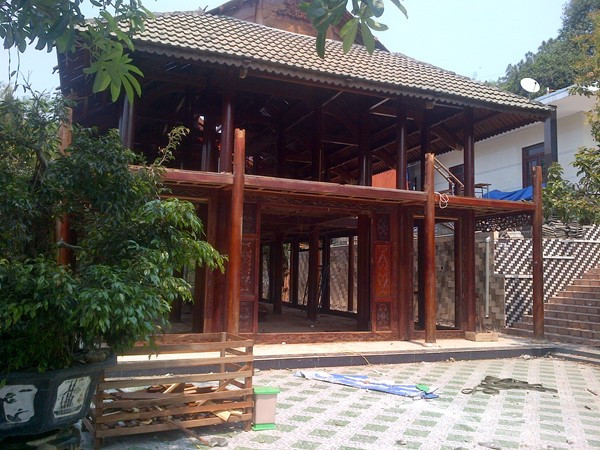 Căn nhà thờ chính nhìn từ bên ngoài. Căn nhà thờ chính nhìn từ bên ngoài.