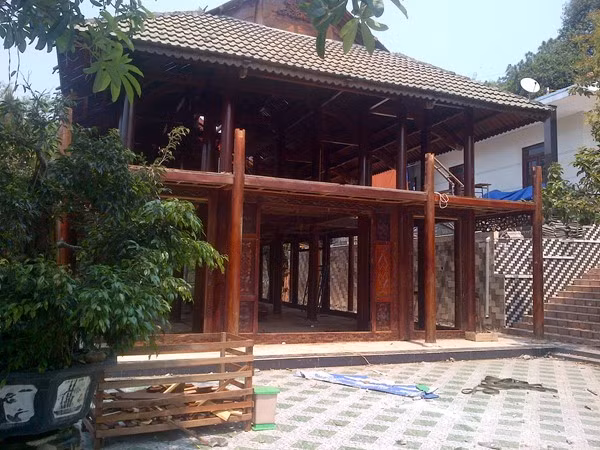 Căn nhà thờ chính nhìn từ bên ngoài.