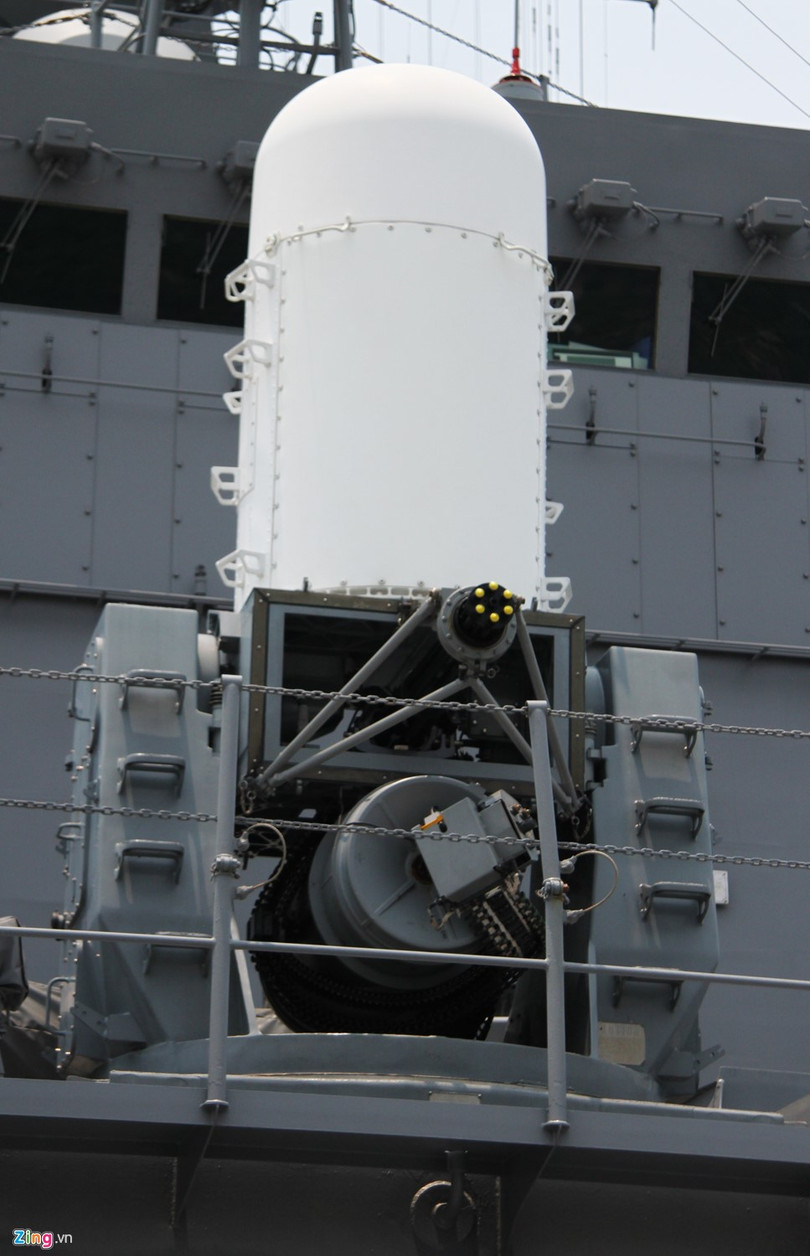 Hệ thống phòng thủ tầm cực gần Phalanx CIWS cỡ nòng 20 mm được sử dụng để đánh chặn tên lửa và vũ khí dẫn đường khác của đối phương.