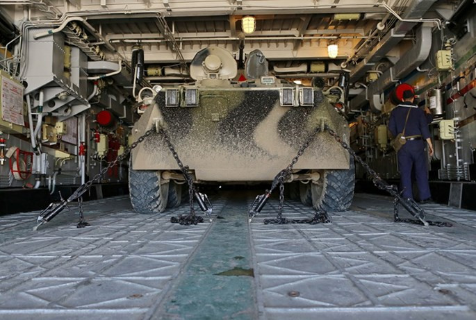 Video tàu đổ bộ đệm khí ‘khủng’ của Nga vừa chạy vừa bắn ảnh 4