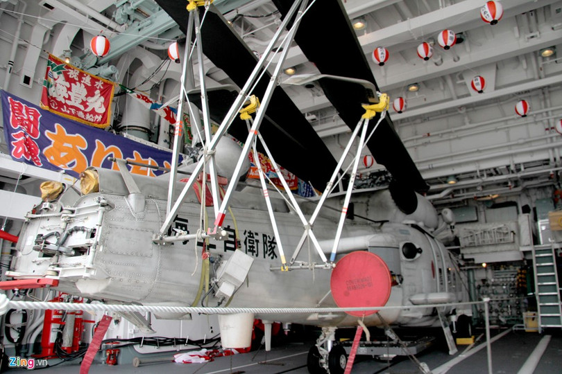 Máy bay trực thăng săn ngầm SH – 60J trên chiến hạm DD109, tốc độ bay khoảng 267 km/h, tầm cao 3.600 m, có thể quan sát mục tiêu trên biển.