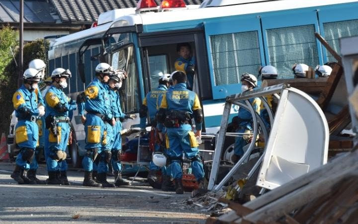 Lực lượng cứu hộ đã làm việc xuyên đêm để tìm kiếm những người được cho là bị mắc kẹt trong các đống đổ nát. Ngoài ra, lính cứu hỏa cũng được điều động để dập tắt một số đám cháy có khả năng là do động đất gây ra. 