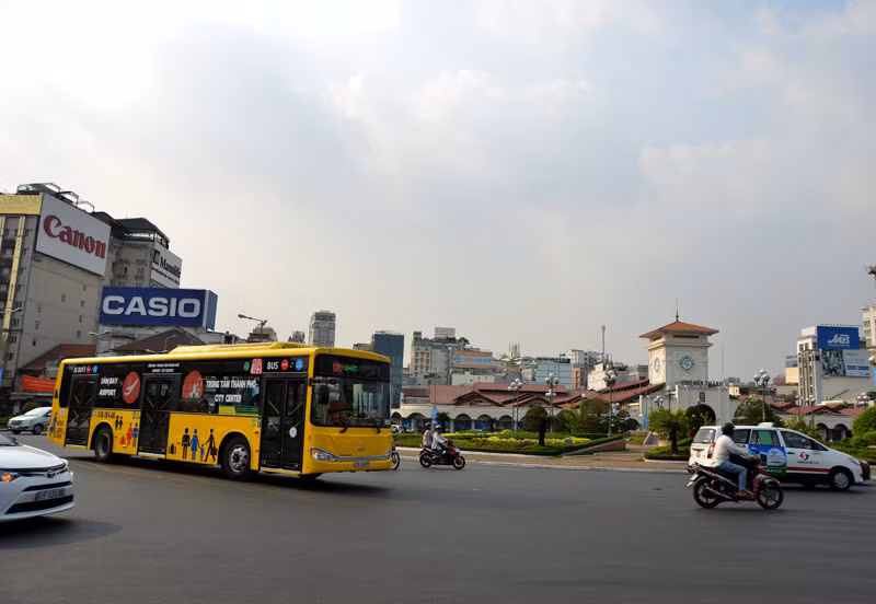 Xe buýt được sơn màu vàng nổi bật, khác biệt với các loại xe buýt khác, do Trung tâm Quản lý và điều hành vận tải hành khách công cộng (thuộc Sở GTVT TPHCM) phối hợp với Công ty Vận tải hàng không miền Nam đưa vào hoạt động phục vụ du khách chặng từ sân b