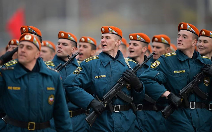 Tất cả đều ưỡn ngực kiêu hãnh và bước đều chân khi tập dượt. (Nguồn: Sputnik) 