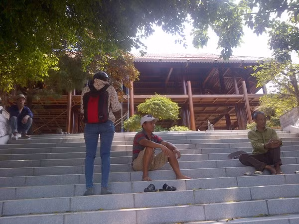 Hiện tại, nhóm thợ vẫn đang chạy đua tháo dỡ ngôi nhà thờ chính.