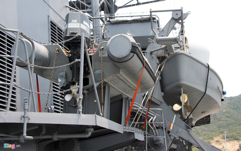 Bên hông các chiến hạm được trang bị nhiều cano cao tốc phục vụ công tác huấn luyện, cứu hộ, cứu nạn trên biển.