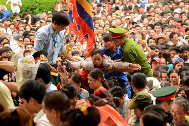 Video Biển người chen lấn, xô đẩy trong ngày khai hội Đền Hùng