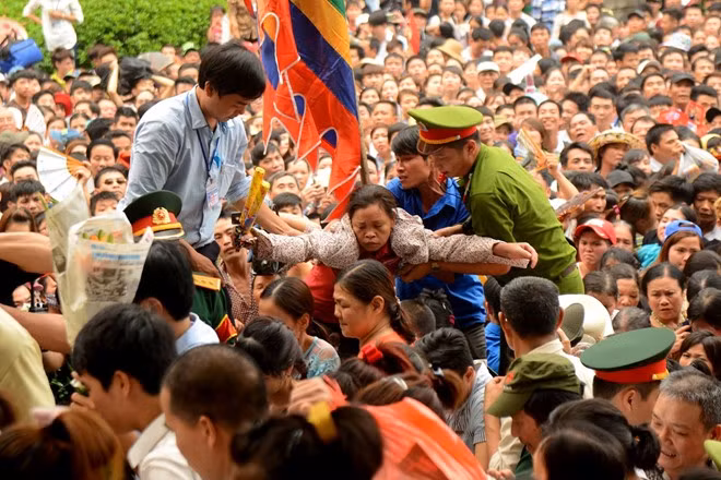 Video Biển người chen lấn, xô đẩy trong ngày khai hội Đền Hùng