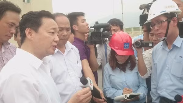 Bộ trưởng Trần Hồng Hà thị sát việc xả thải của FHS Hà Tĩnh và khẳng định, pháp luật Việt Nam không cho phép đặt ống ngầm xả thải.